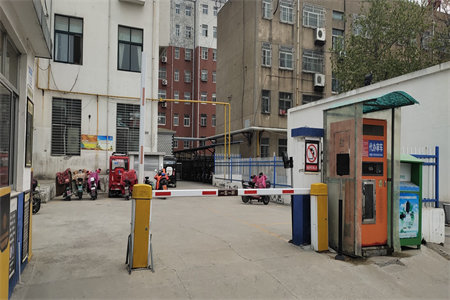 南河湾小区3室2厅1卫90平简装带储藏室